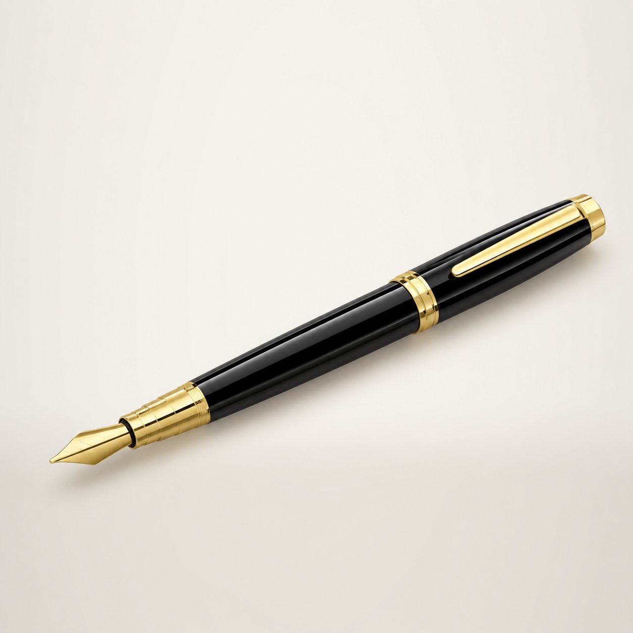 Un stylo plume noir laqué aux finitions dorées, posé en diagonale sur un fond clair uni.