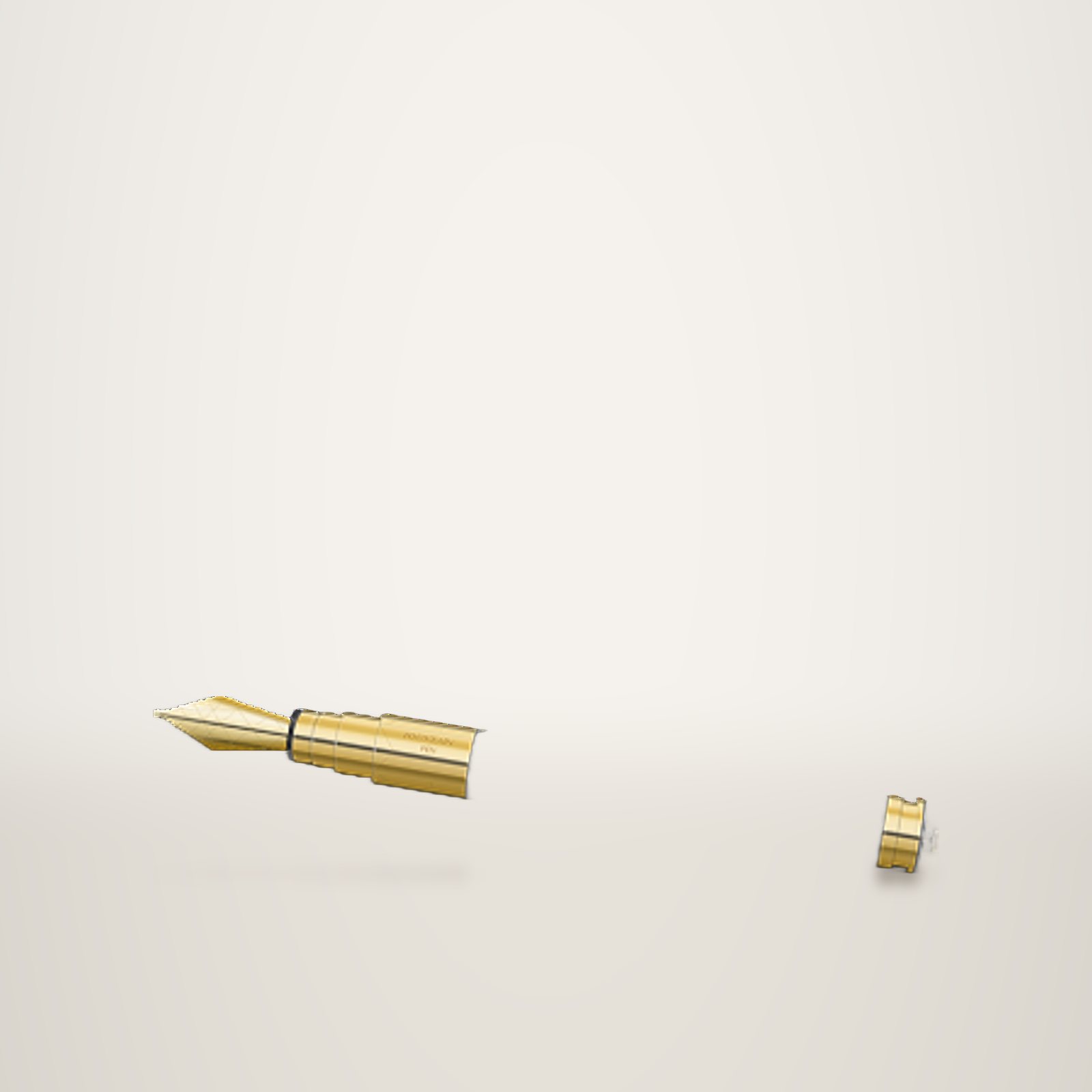 Une plume dorée de stylo, photographiée de près sur un fond clair uni.